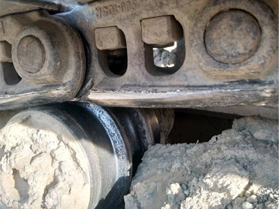 How to properly maintain the drilling rig track group?